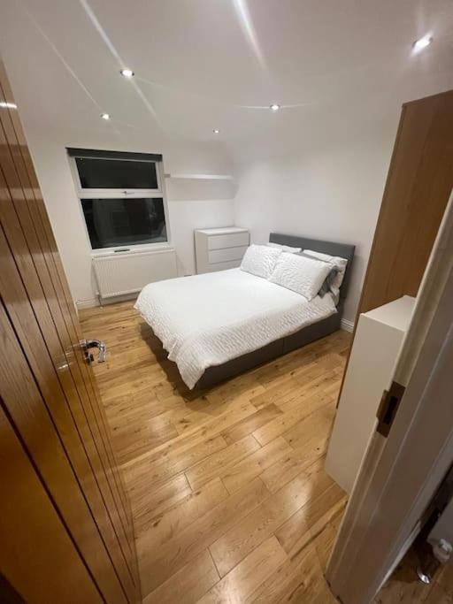 2 Bedroom Apartment In Hampdenrd Лондон Екстер'єр фото