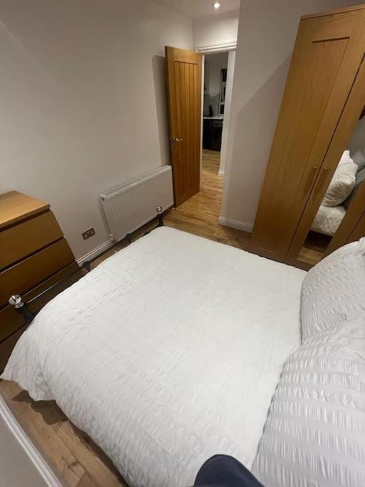 2 Bedroom Apartment In Hampdenrd Лондон Екстер'єр фото