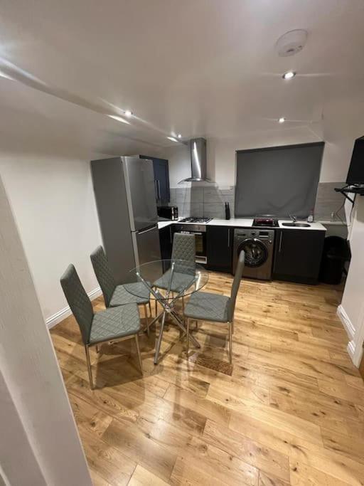 2 Bedroom Apartment In Hampdenrd Лондон Екстер'єр фото